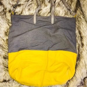 Gap blocked handbag in good condition.